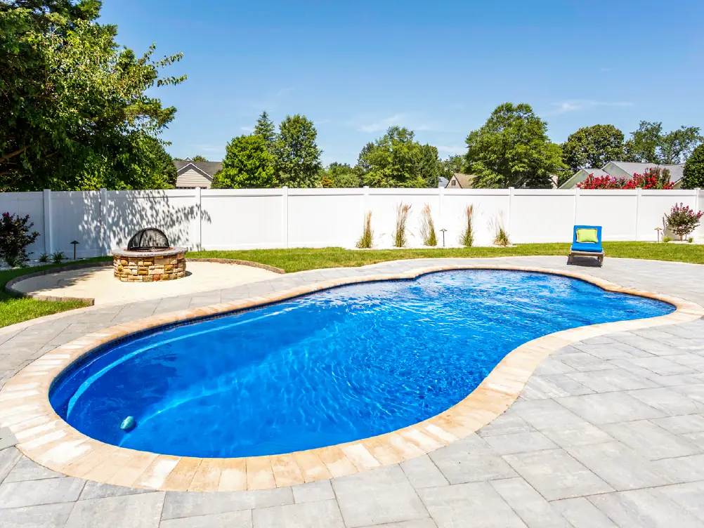 The advantages of freeform swimming pools