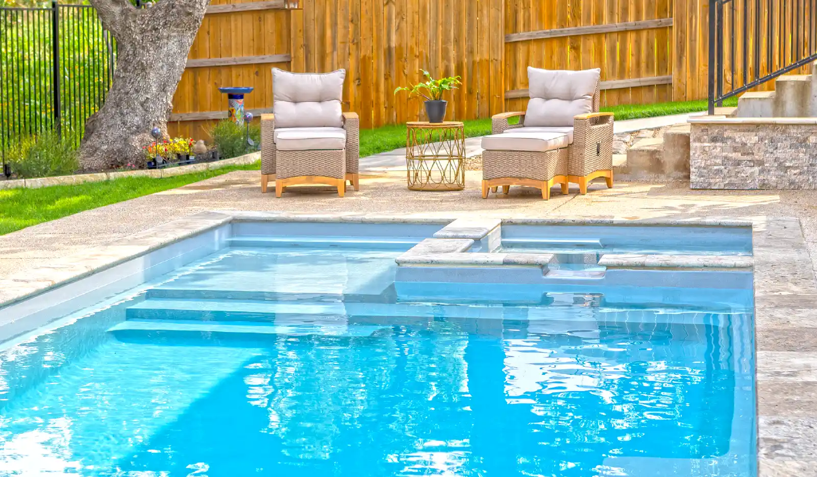 why smart builders include fiberglass pools in new home construction